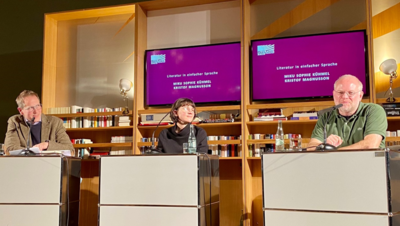 Foto zeigt Hauke Hückstädt (Leiter des Literaturhauses), Miku Sophie Kühmel (Autorin) und Kristof Magnusson (Autor) bei der Lesung im Literaturhaus. Foto zeigt Hauke Hückstädt (Leiter des Literaturhauses), Miku Sophie Kühmel (Autorin) und Kristof Magnusson (Autor) bei der Lesung im Literaturhaus.