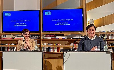 Foto zeigt Ferda Ataman (Autorin) und Tonio Schachinger (Autor) bei der Lesung im Literaturhaus. © Stabsstelle Inklusion im Dezernat für Soziales, Jugend, Familie und Senior:innen, Christiane van den Borg Foto zeigt Lesung