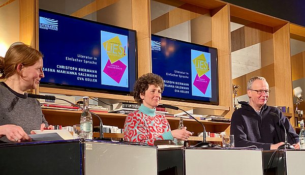 Foto zeigt Eva Keller, Sasha Marianna Salzmann und Christoph Biermann bei der Lesung im Literaturhaus. © Stabsstelle Inklusion im Dezernat für Soziales, Jugend, Familie und Senior:innen, Christiane van den Borg